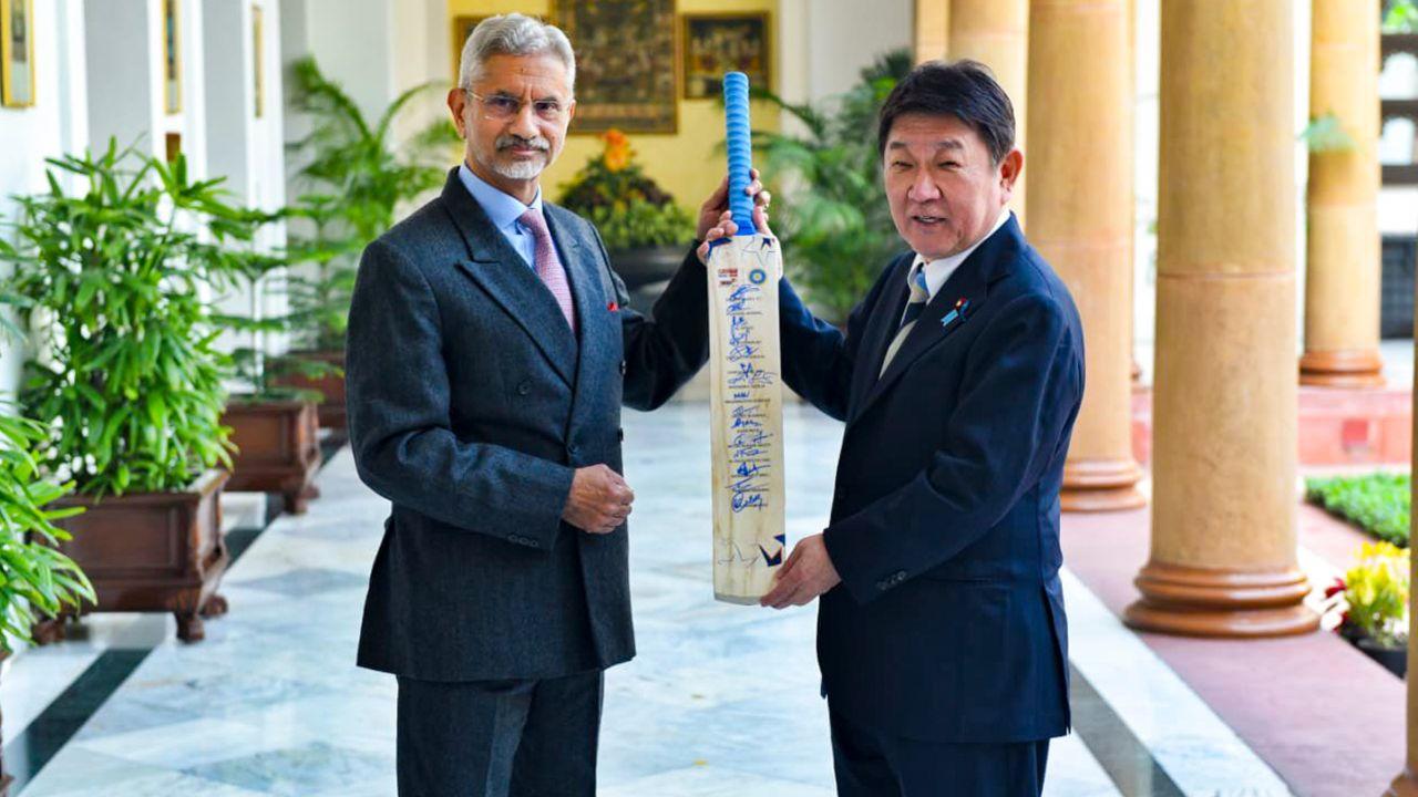 Delhi: Japan Foreign Minister Motegi pays tribute to Mahatma Gandhi at Rajghat